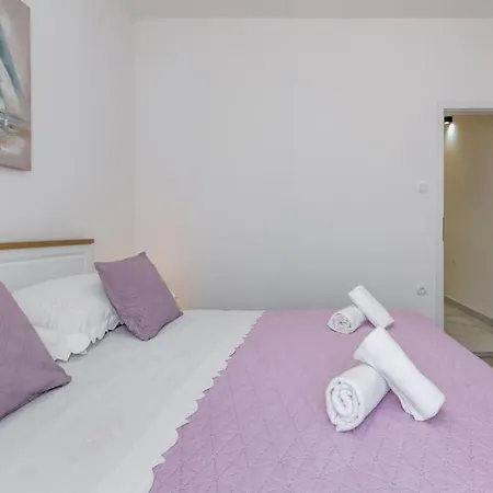 New Place In Old Town Of Trogir, Parking