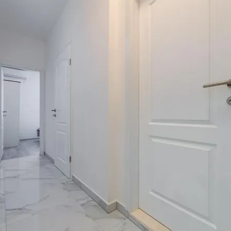 New Place In Old Town Of Trogir, Parking *