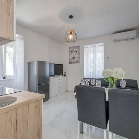 New Place In Old Town Of Trogir, Parking Lejlighed