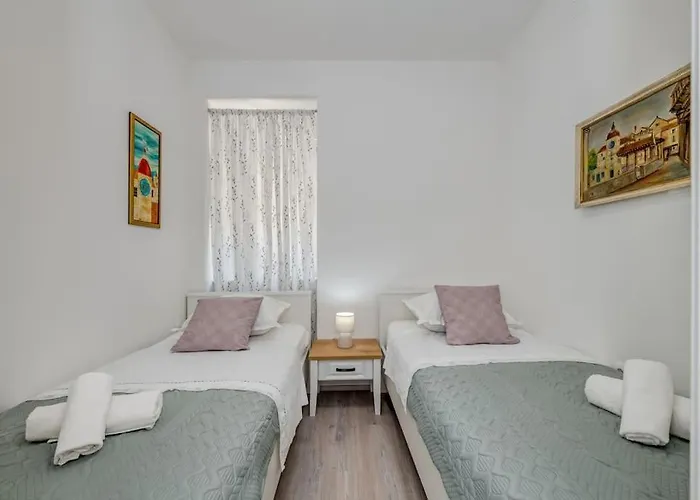 New Place In Old Town Of Trogir, Parking Apartman