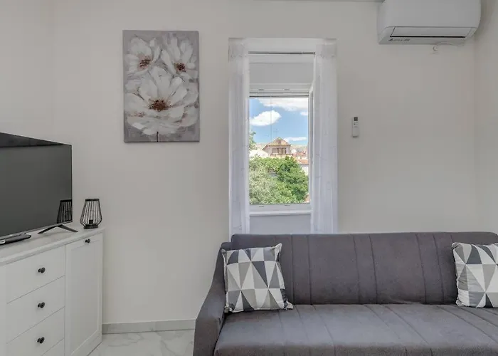 New Place In Old Town Of Trogir, Parking Lägenhet