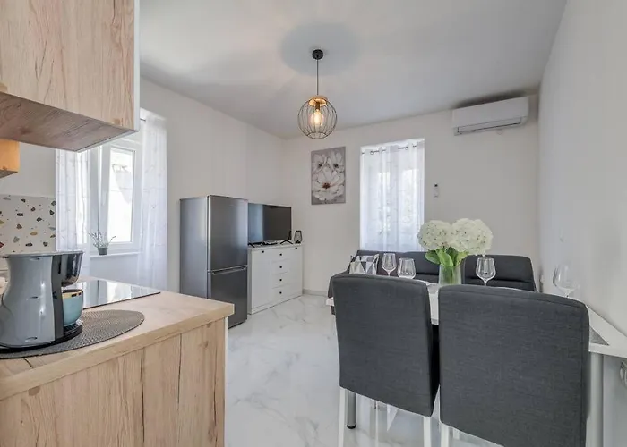 New Place In Old Town Of Trogir, Parking Lägenhet