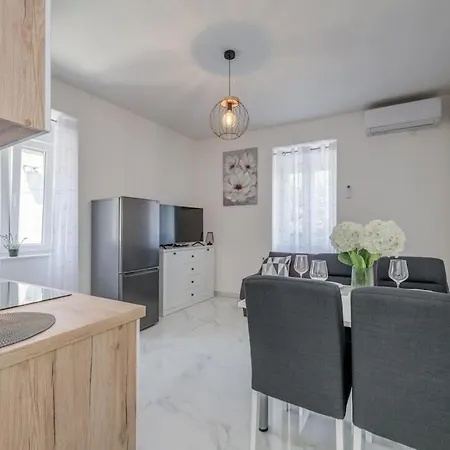 New Place In Old Town Of Trogir, Parking Apartment *