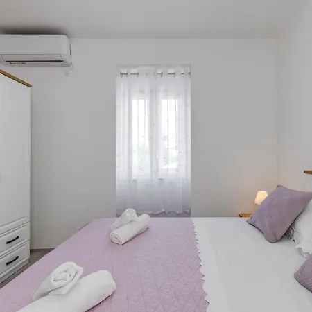 Apartment New Place In Old Town Of Trogir, Parking