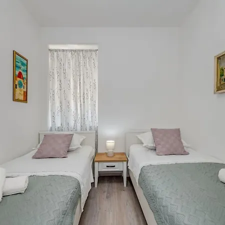 New Place In Old Town Of Trogir, Parking Apartment