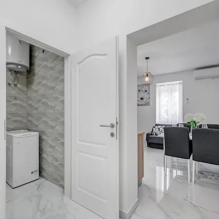 New Place In Old Town Of Trogir, Parking Apartment *