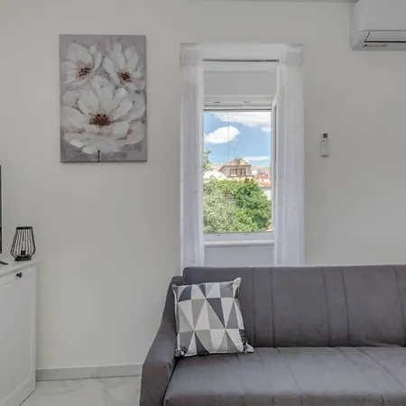 New Place In Old Town Of Trogir, Parking Apartment