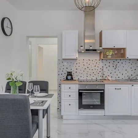Apartment New Place In Old Town Of Trogir, Parking