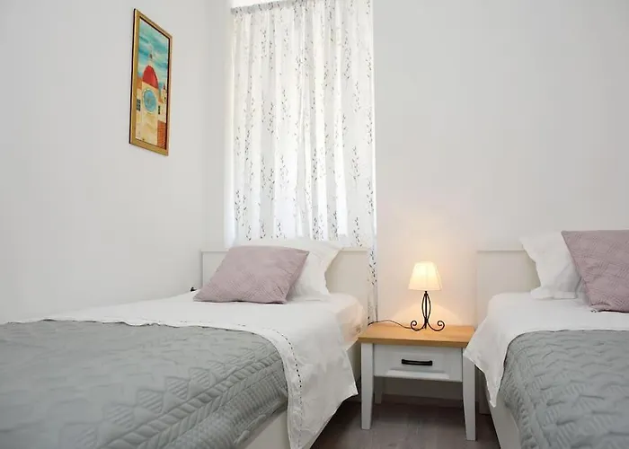 New Place In Old Town Of Trogir, Parking 特罗吉尔