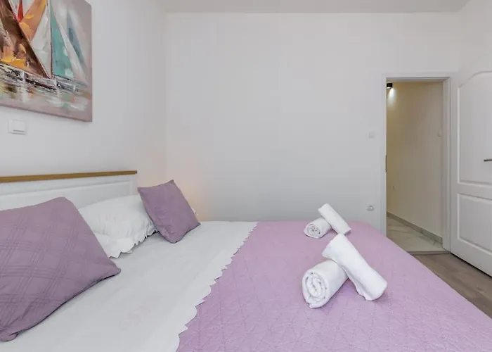 New Place In Old Town Of Trogir, Parking